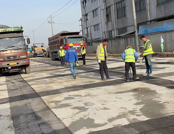临沂老材料的新故事：玻璃纤维土工格栅如何在‘白改黑’浪潮中重获新生？
